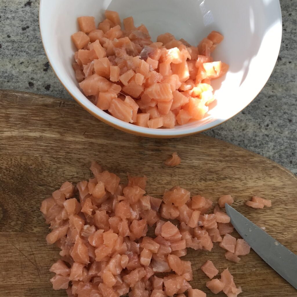 Lachs geschnitten in Würfel