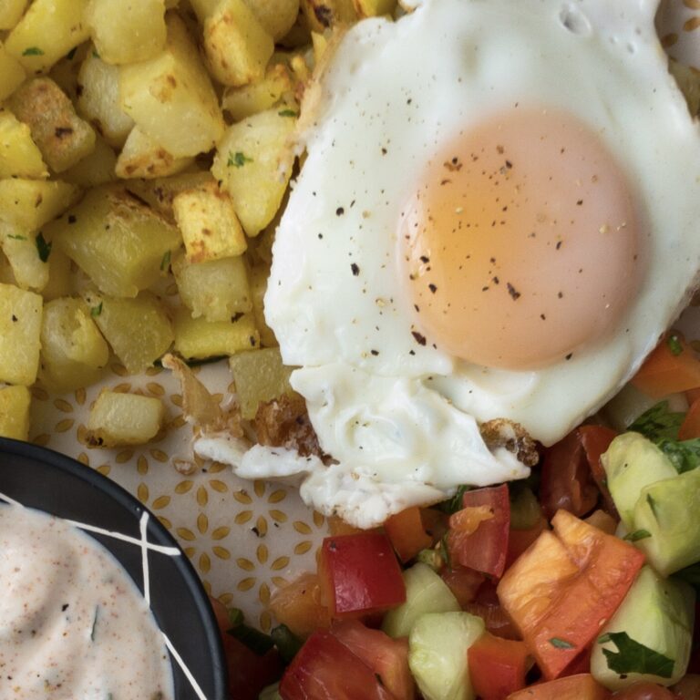 Read more about the article Kartoffelwürfel mit Mediterranem Salat und Ei