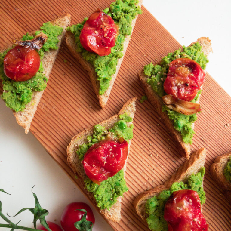 Mehr über den Artikel erfahren Knuspriger Toast mit Erbsencreme, Tomaten und Knoblauch