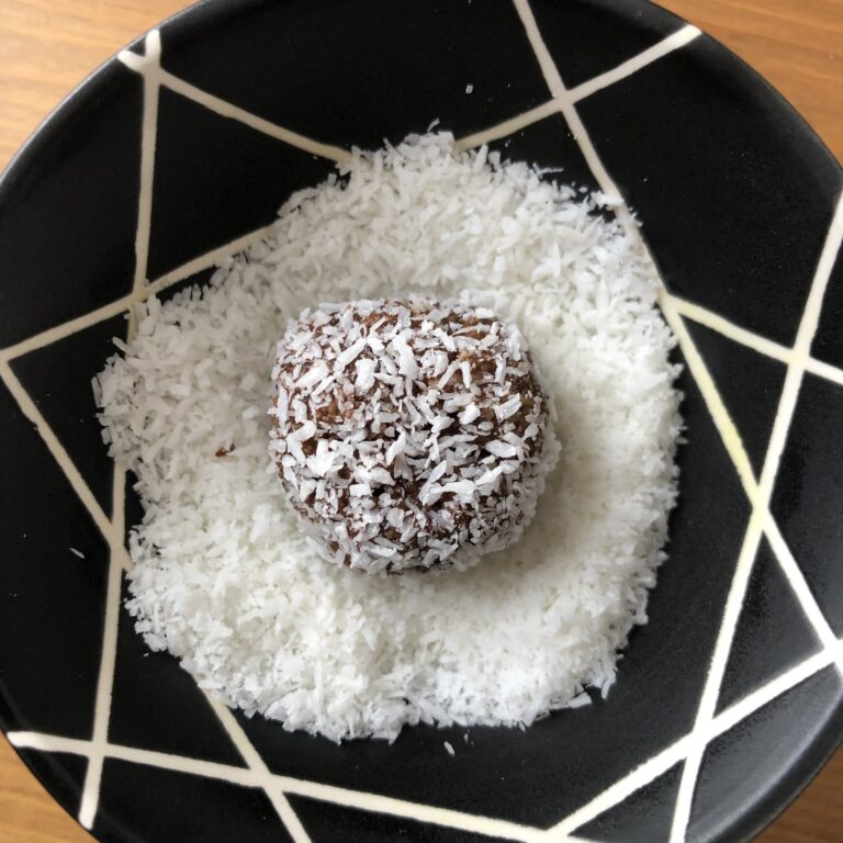 Energy Balls in Kokosflocken