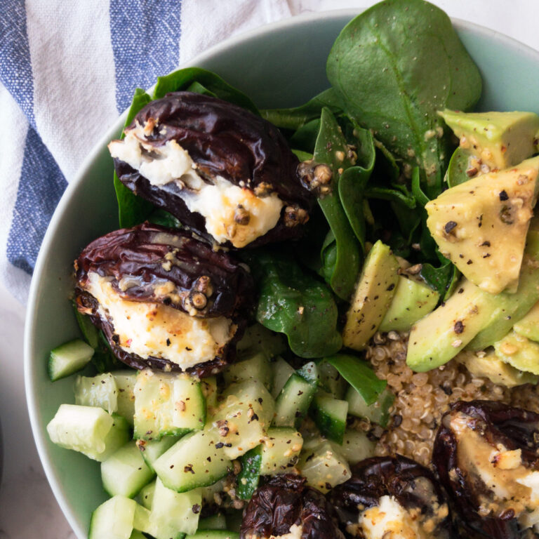 Mehr über den Artikel erfahren Quinoa-Spinat Bowl mit Ziegenkäse-Datteln