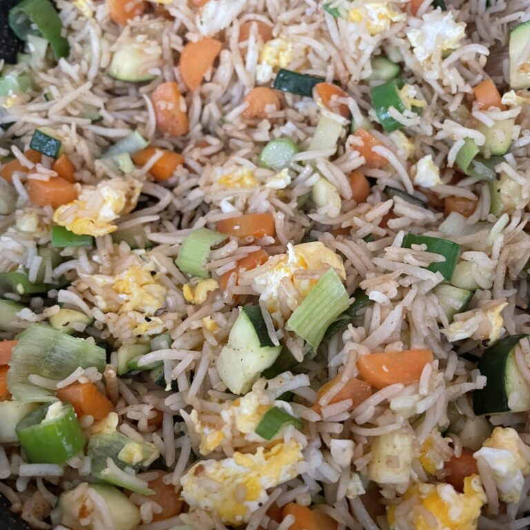 Reis und Gemüse anbraten